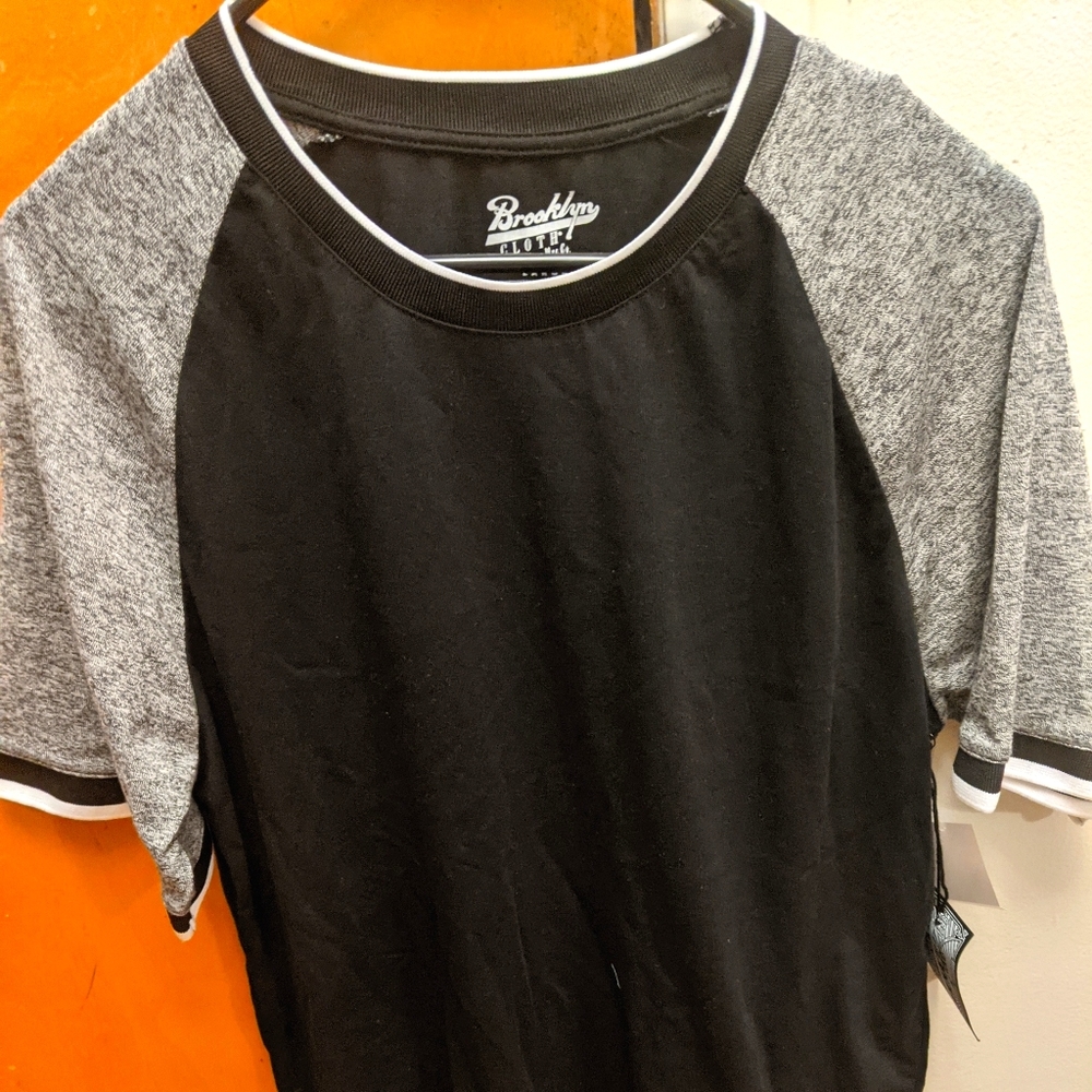 Black and gray casual tee